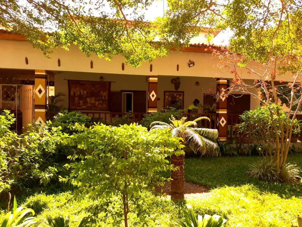 Casa Hotel Sinkiling Gambia Serrekunda Exterior foto