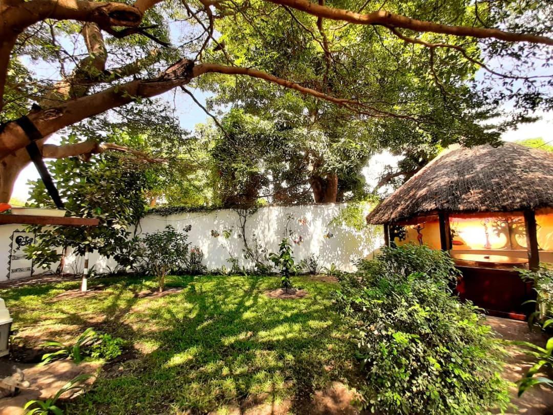 Casa Hotel Sinkiling Gambia Serrekunda Exterior foto